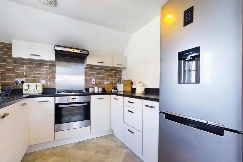 Chic City Centre Apartment With Allocated Parking Swansea Exteriör bild