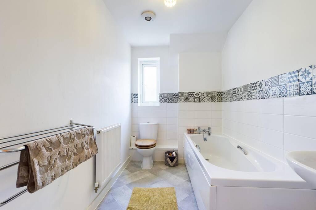 Chic City Centre Apartment With Allocated Parking Swansea Exteriör bild