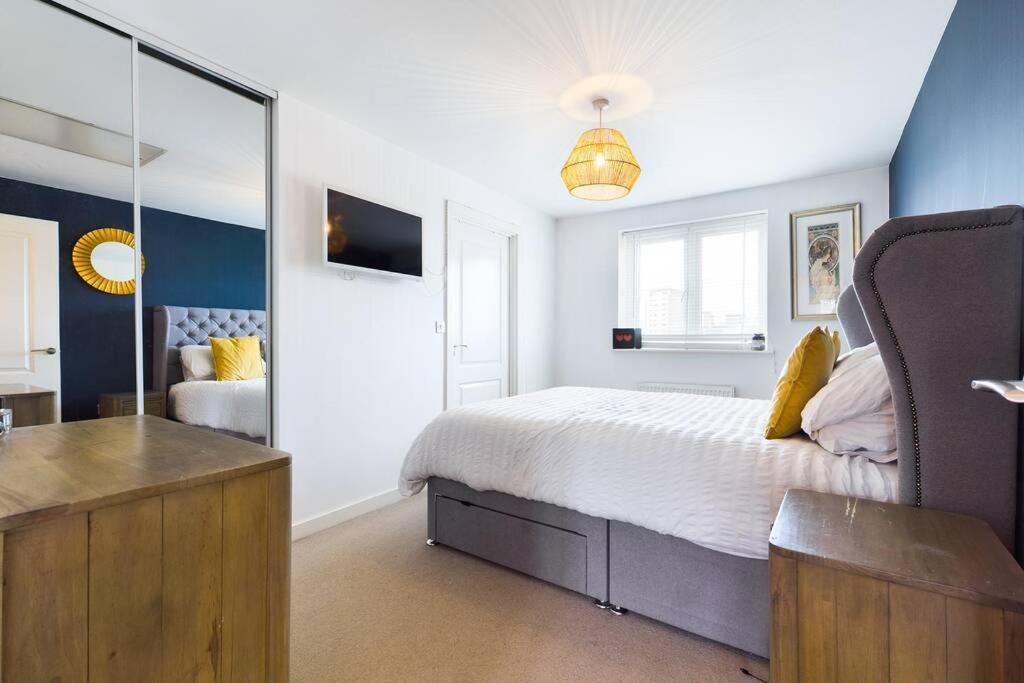 Chic City Centre Apartment With Allocated Parking Swansea Exteriör bild
