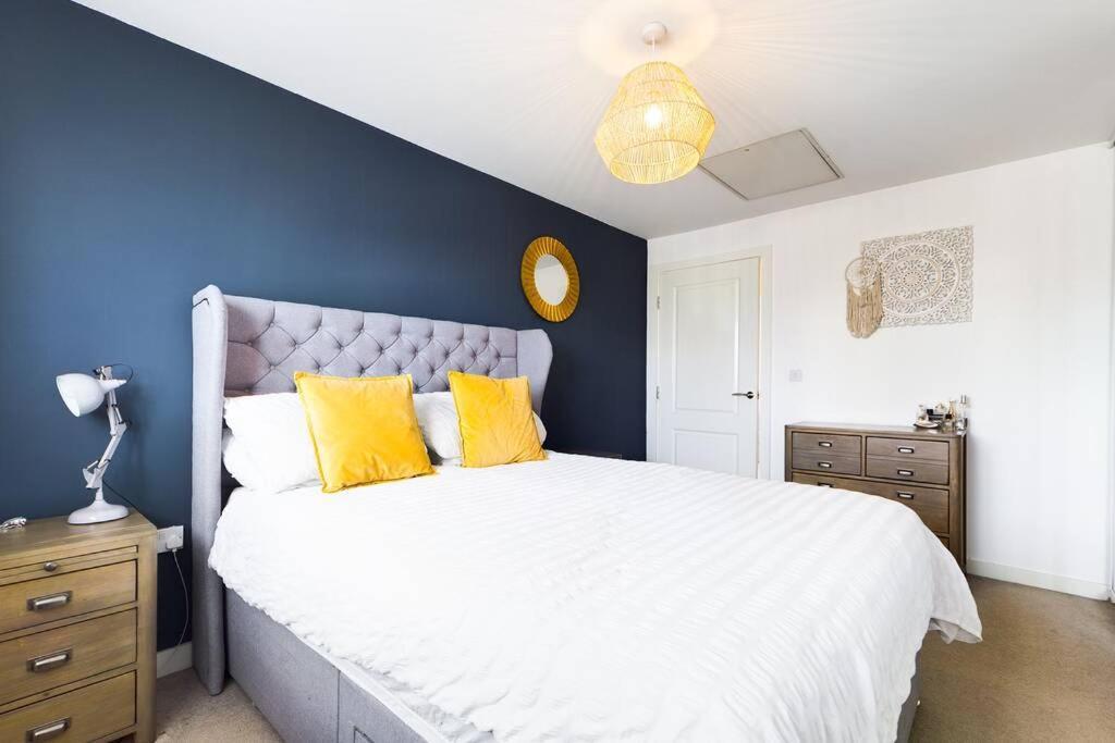Chic City Centre Apartment With Allocated Parking Swansea Exteriör bild