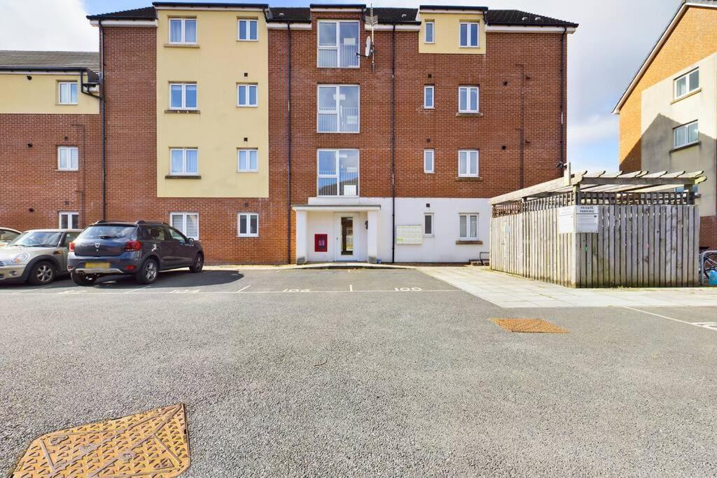 Chic City Centre Apartment With Allocated Parking Swansea Exteriör bild