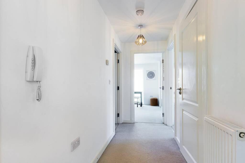 Chic City Centre Apartment With Allocated Parking Swansea Exteriör bild