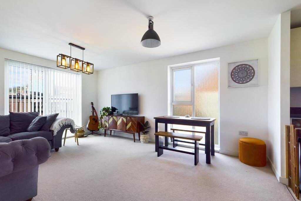 Chic City Centre Apartment With Allocated Parking Swansea Exteriör bild