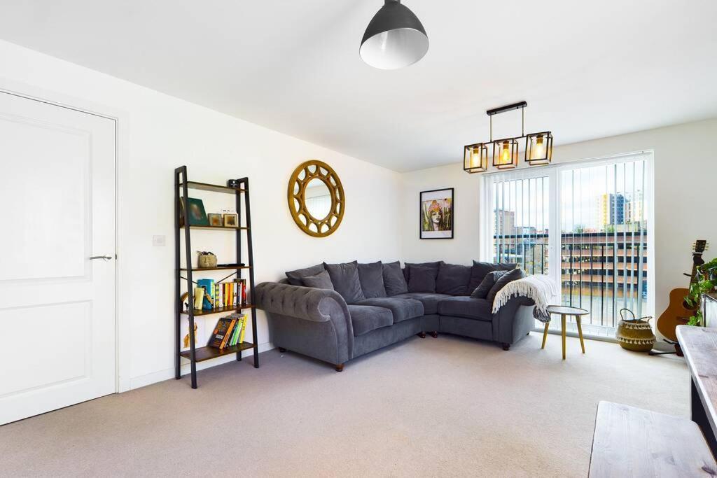 Chic City Centre Apartment With Allocated Parking Swansea Exteriör bild