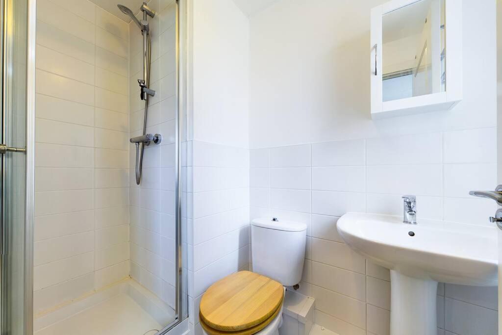 Chic City Centre Apartment With Allocated Parking Swansea Exteriör bild