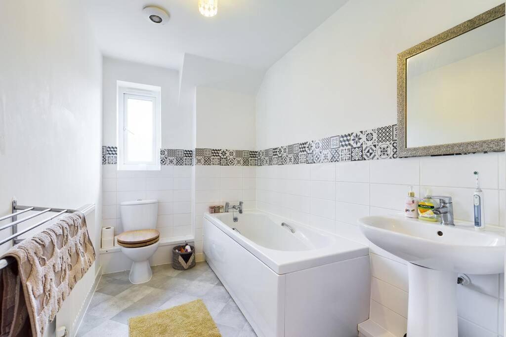 Chic City Centre Apartment With Allocated Parking Swansea Exteriör bild
