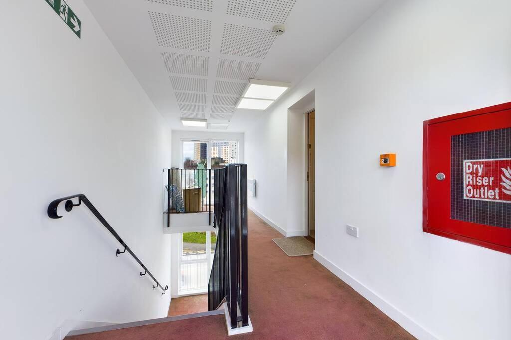 Chic City Centre Apartment With Allocated Parking Swansea Exteriör bild